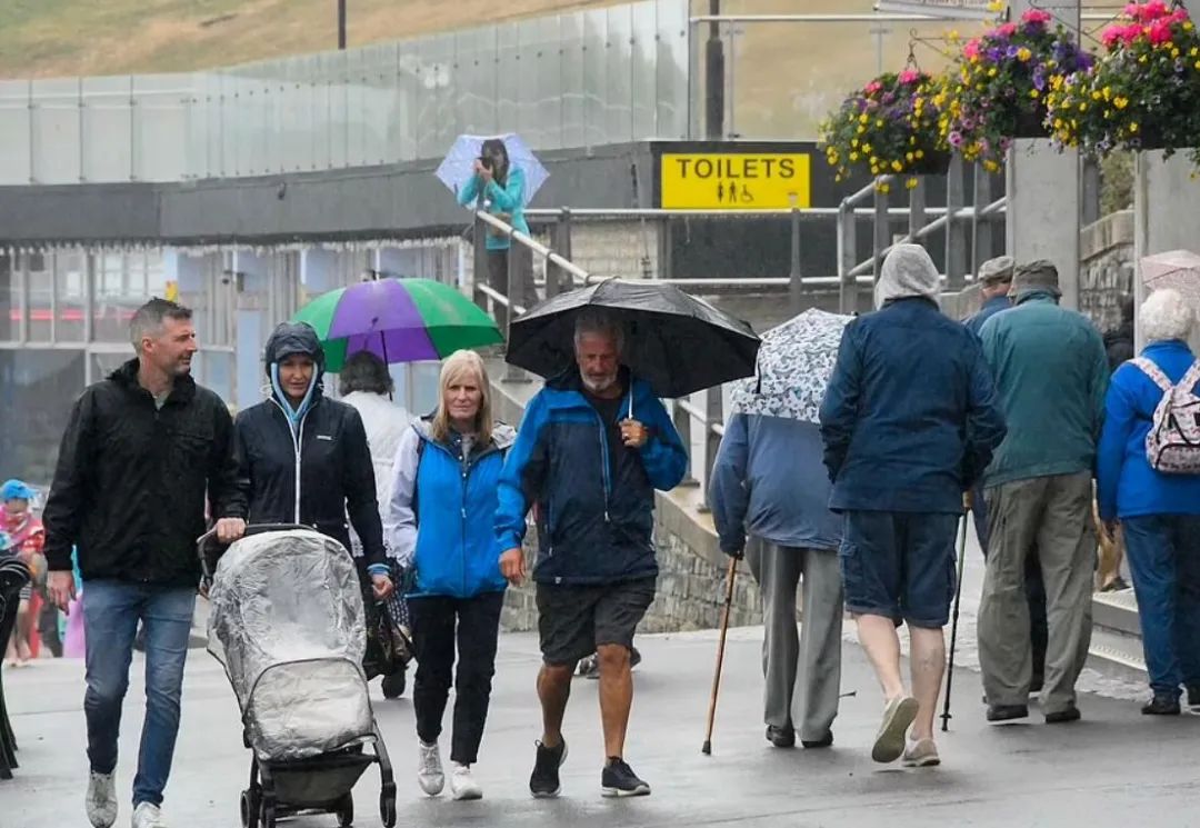 热浪over！英国温度一夜骤降15℃，多地迎来大降雨