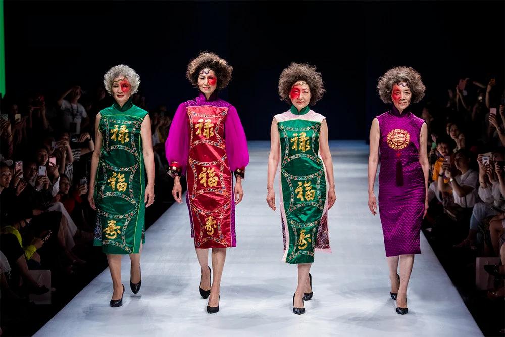 赵露思穿上廉价中国风礼服，俗成了18线网红