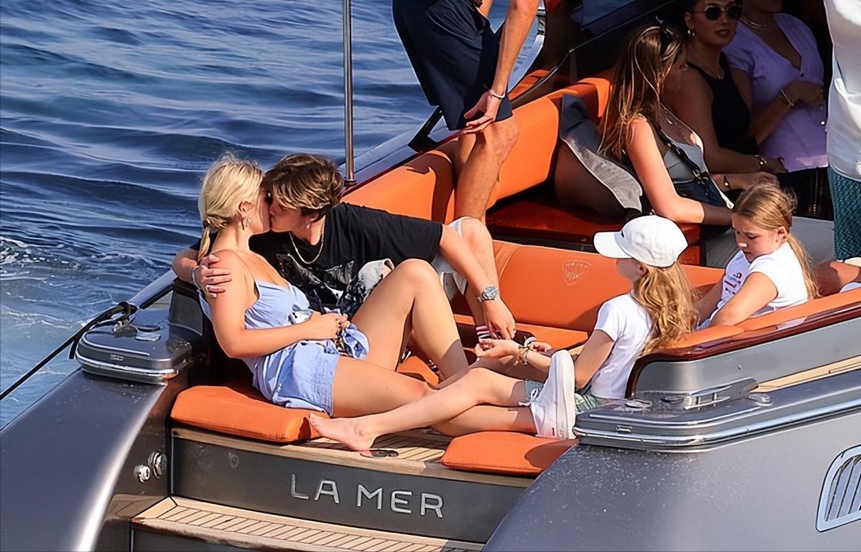 小七与小贝接吻,小贝亲吻小七所有照片