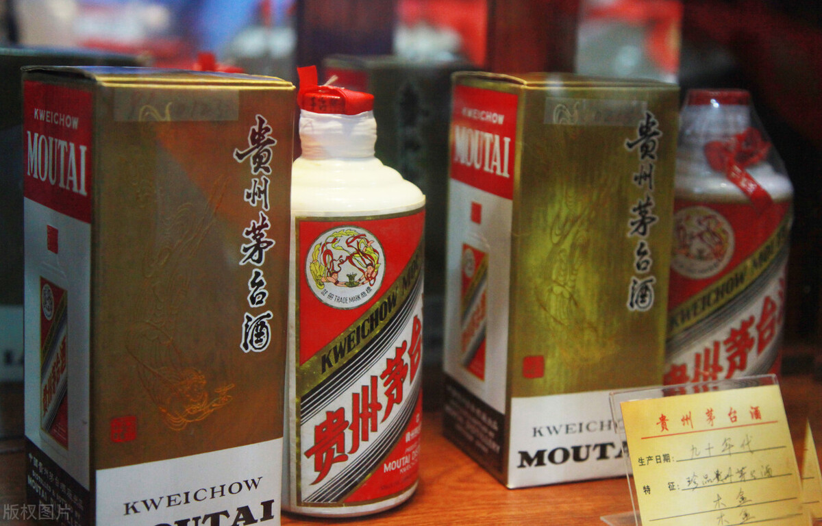 两名旅客携瓶茅台入境被海关查获,国外买回来的茅台