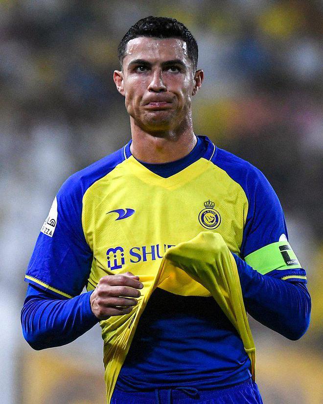 梅西c罗同时领奖视频,梅西c罗同一天出局天下足球