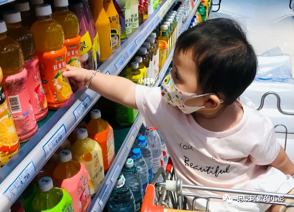 5岁娃超市先喝水再结账被拒,小朋友在超市喝水5倍赔偿