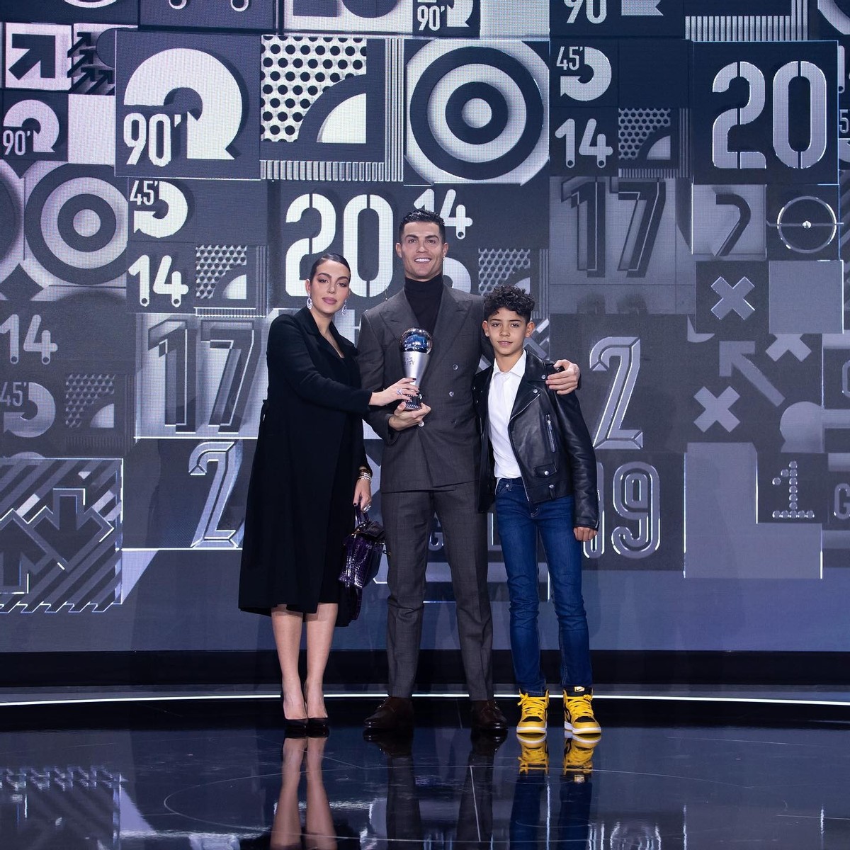 天生一对c罗对着乔治娜满脸宠溺,c罗穿红色西装和乔治娜出席典礼