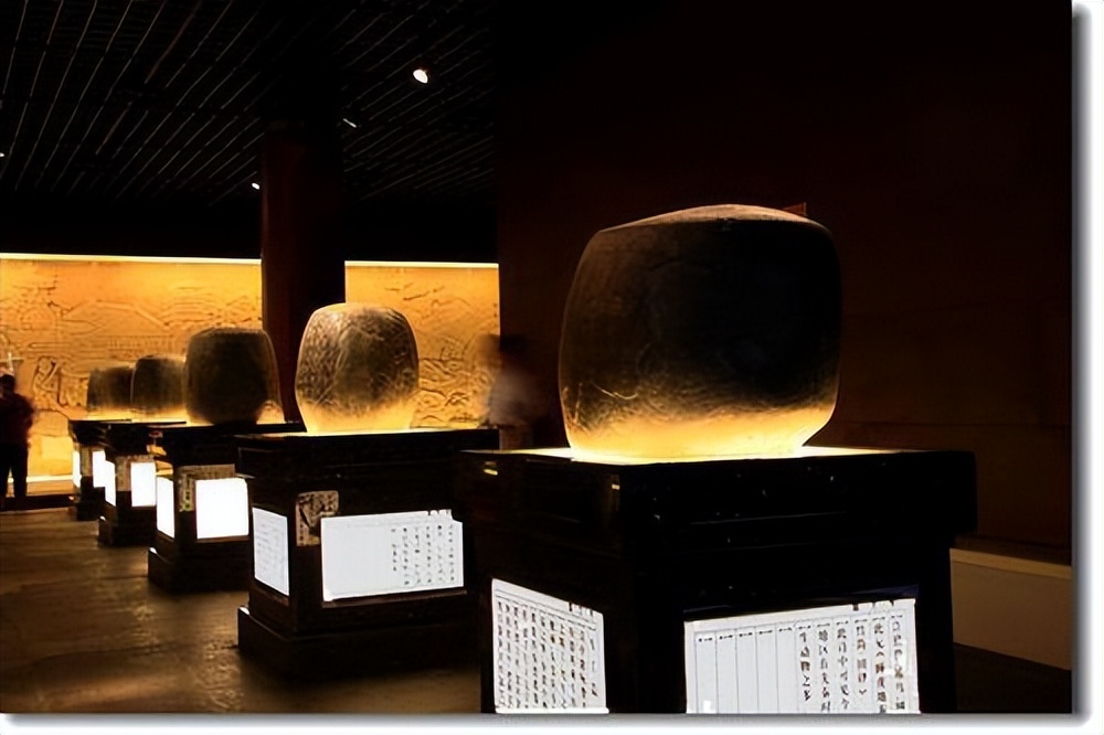 蒋介石败退台湾时,因飞机超载无奈丢下十面石鼓,如今成镇国之宝