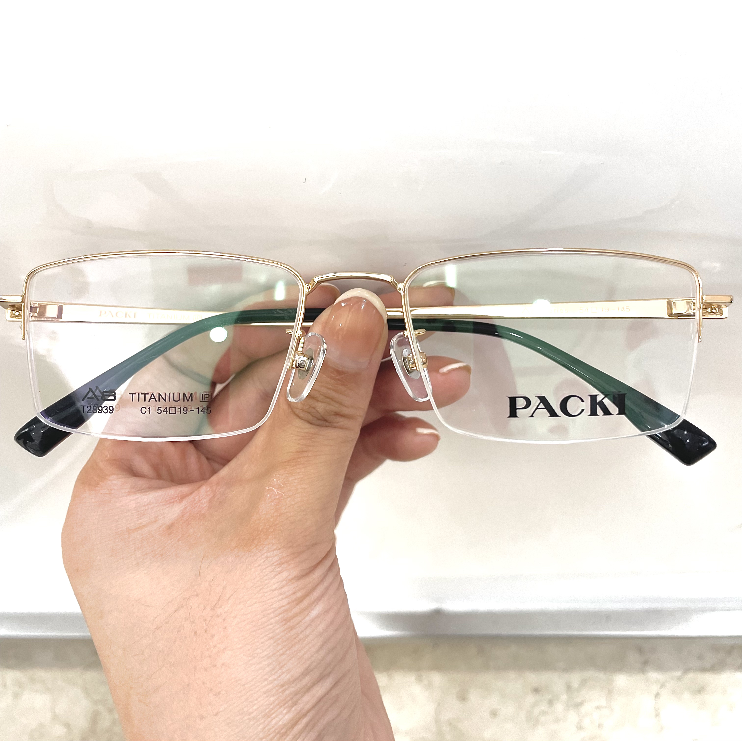 依视路跟蔡司的镜片怎么选,蔡司和依视路的学生镜片怎么选择