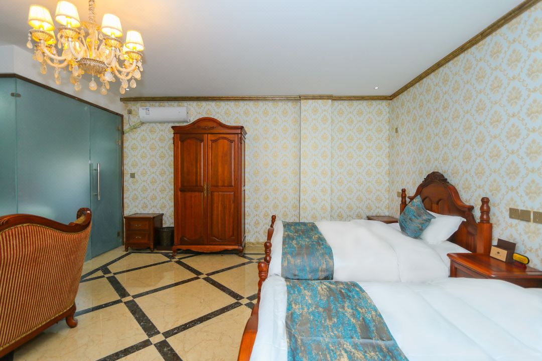 成都重金引进花水湾天然万年古海温泉,装修极尽奢华,紧邻雪山