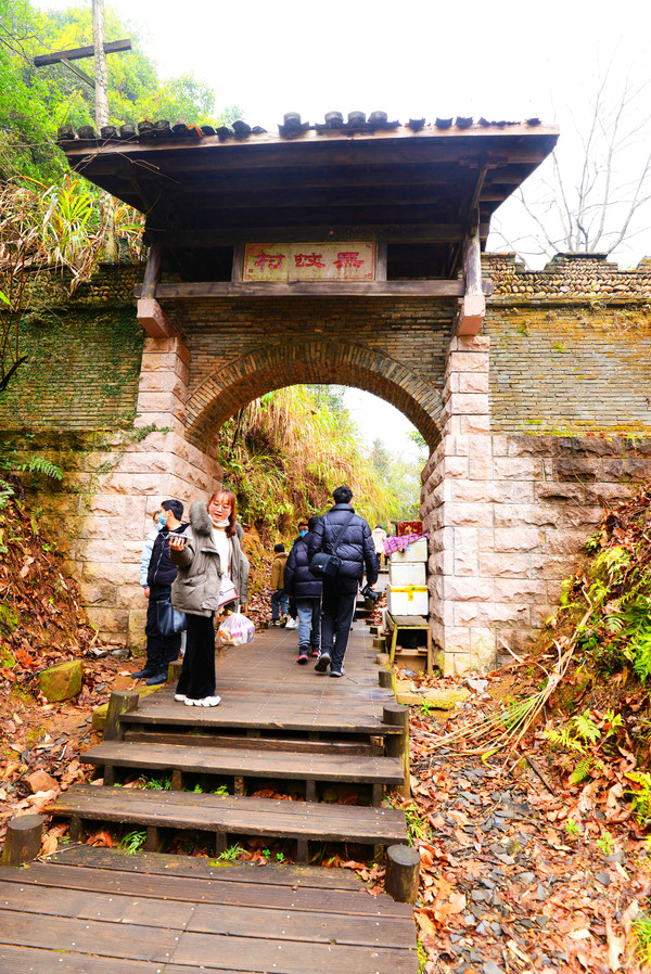 问道龙虎山，观“天下三绝”，“道教第一山”碧水丹霞入画来