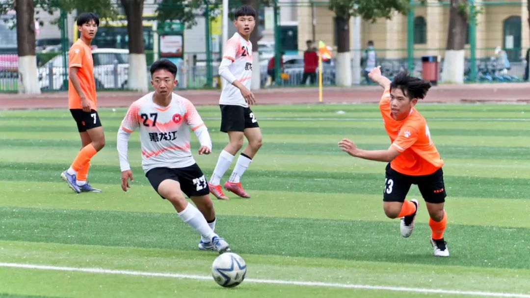 青春飞扬足球赛场,省运会田径场上青春激扬