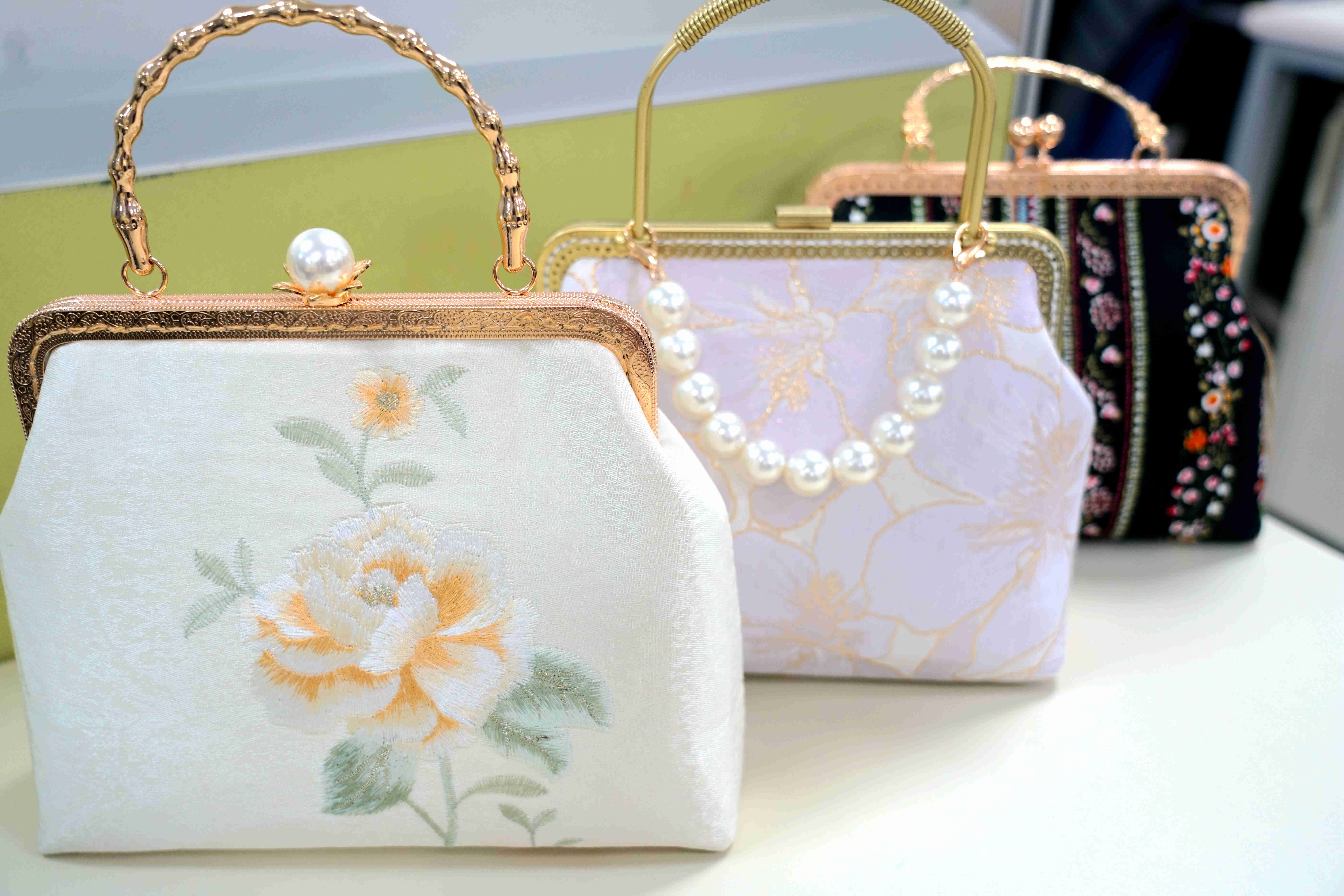 巧手制美包，真情暖三月|浦项（苏州）开展妇女节口金包DIY活动