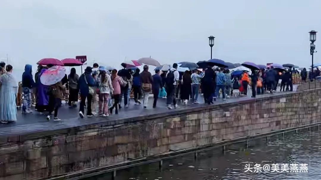 五一节在家旅游,努力赚钱五一出去旅游