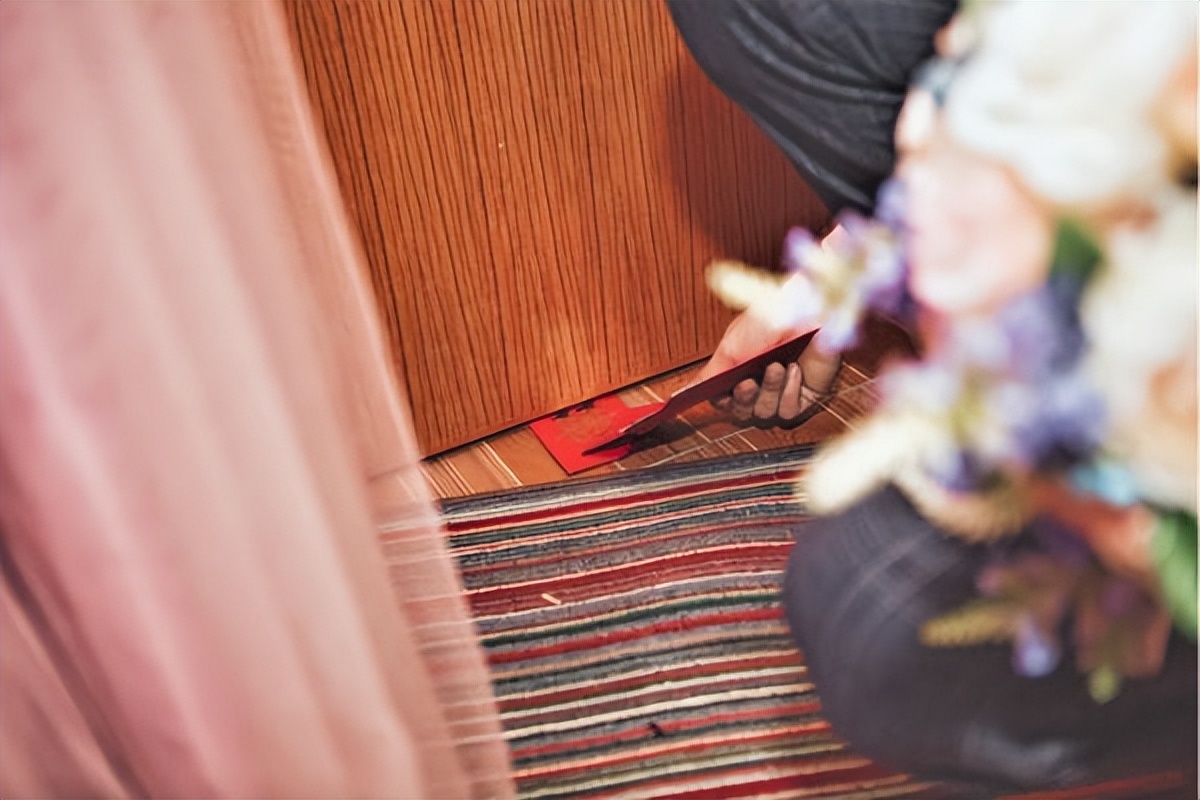 租500万劳斯莱斯去接亲,一大妈讨要红包掰断劳斯莱斯车标