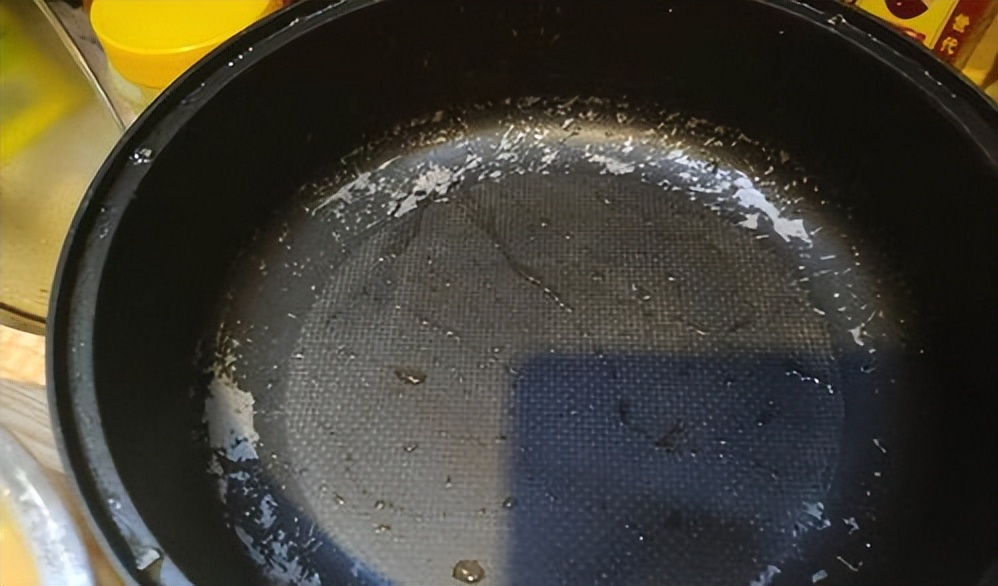 不粘锅涂层轻微刮出条印有毒吗,不粘锅涂层危害视频