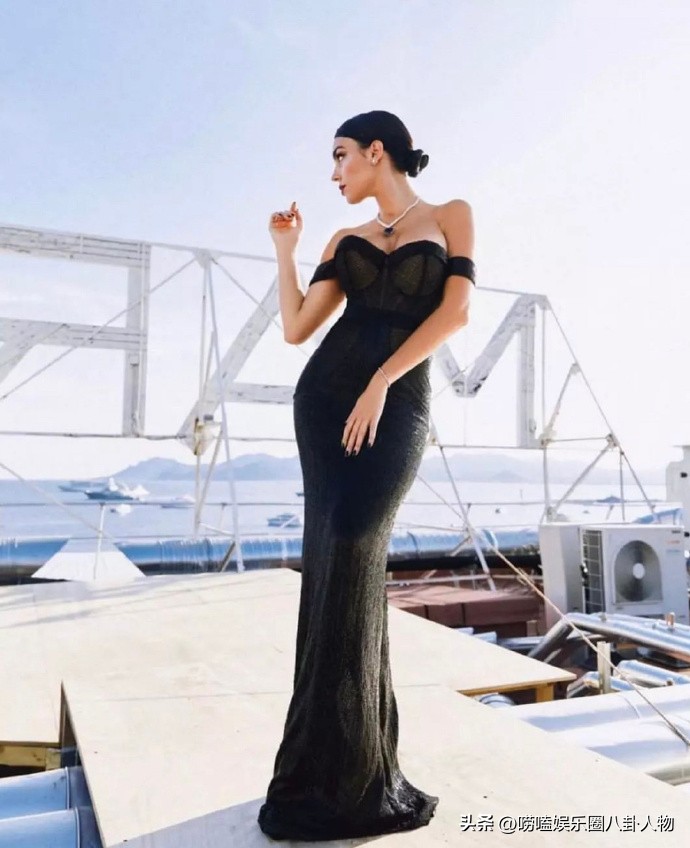 梅西和老婆红毯合影,梅西老婆拿包