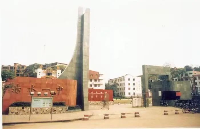 8名学子被录取为空军飞行学员,6名学子被录取为空军飞行学员