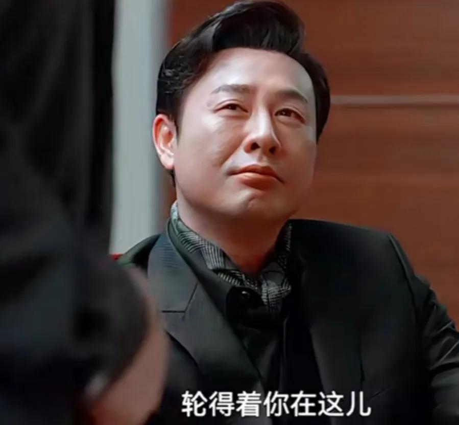 网友横店夜市偶遇张颂文,张颂文逛夜市被粉丝围堵