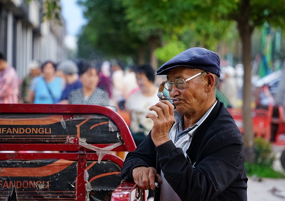 百岁老人吃烟长寿秘诀,老人长寿秘诀抽烟喝酒吃肉