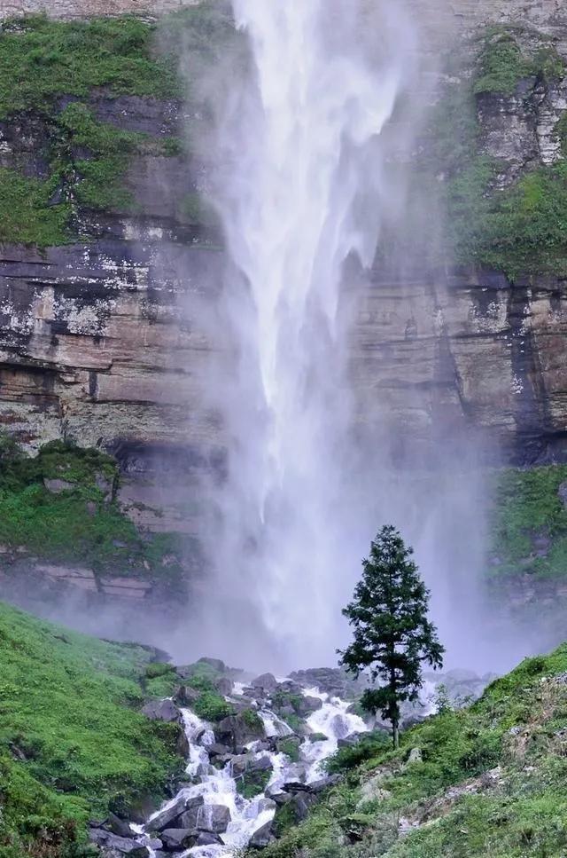 龙岩城飞瀑,南川金佛山龙岩飞瀑导游词