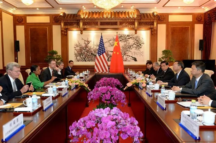 50万美军靠近中国，解放军两大动作亮明态度，冲突后果美承受不住