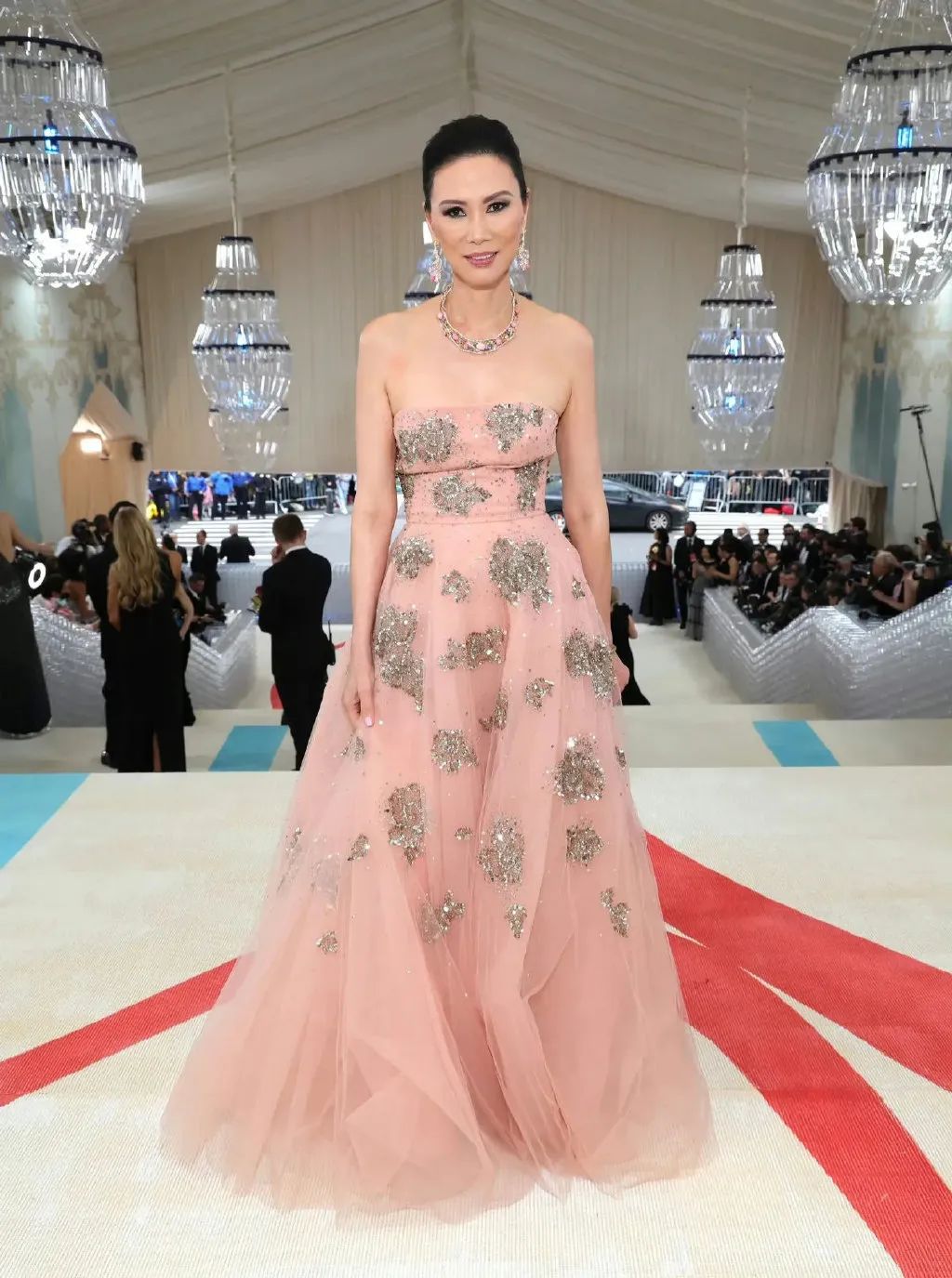 拖把头、海底生化人穿搭，美国这最受瞩目的一夜，如“群魔乱舞”