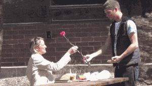 伴娘抢了新娘风头躲角落,伴娘躲在角落玩手机很漂亮