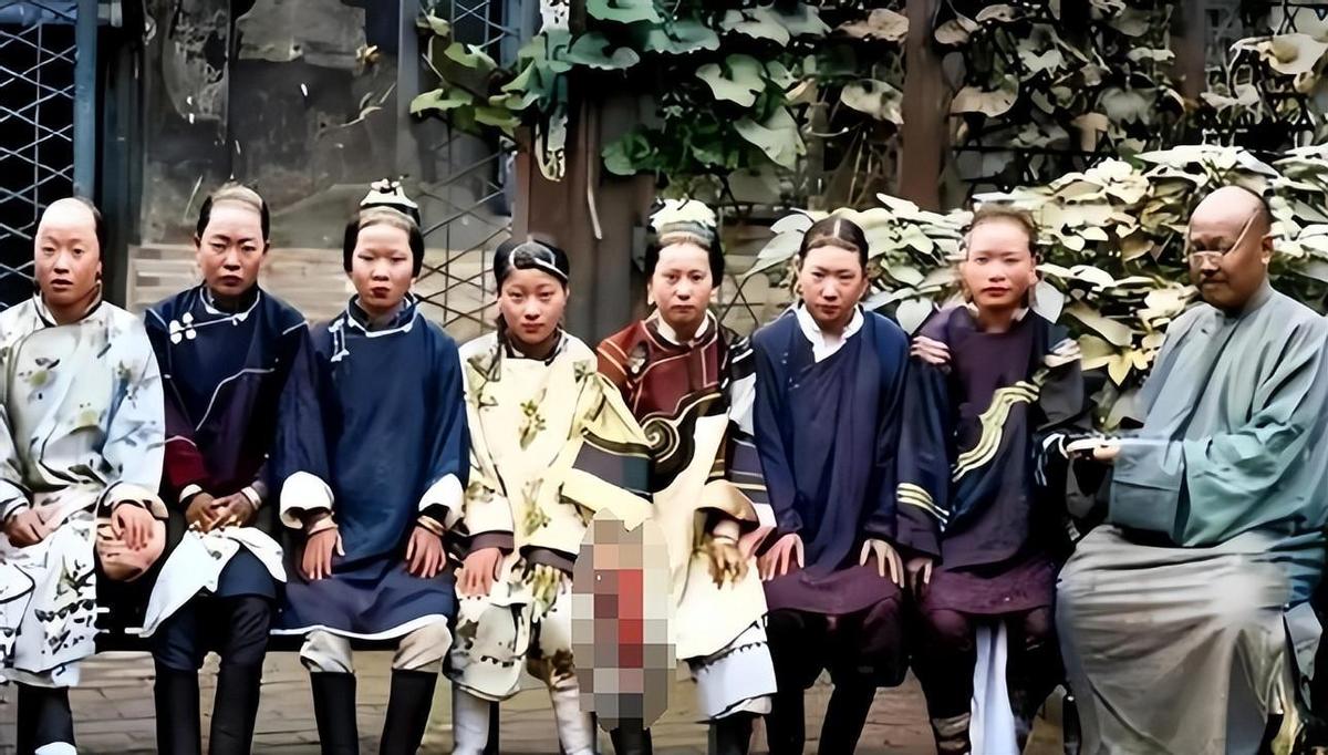 变态的纳粹德国,*光脱**犹太人女人衣服,集体*杀屠**!2