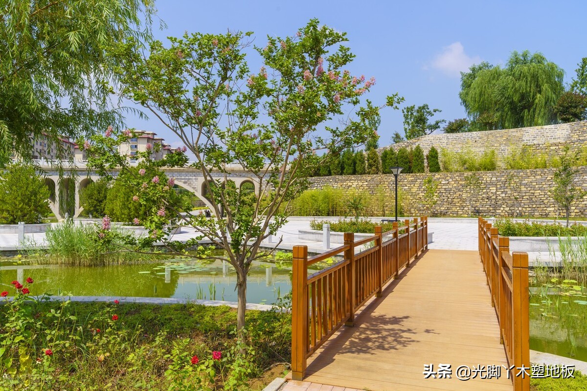 木塑地板和防腐木哪个价格便宜,木塑围栏和防腐木围栏哪个寿命长