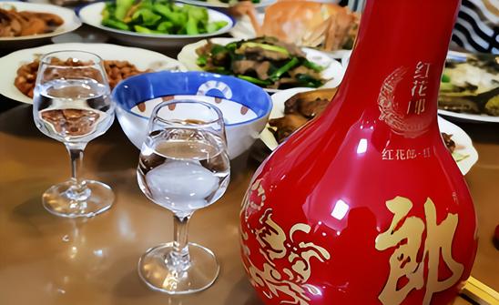 淄博一人“突发大财”:多位顾客餐后扔掉茅台瓶，服务员捡走卖了