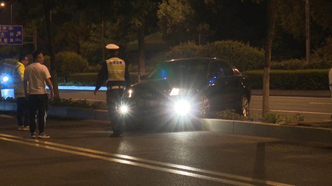 男子隔夜酒后主动找民警测酒精,男子酒后到派出所要求尿检