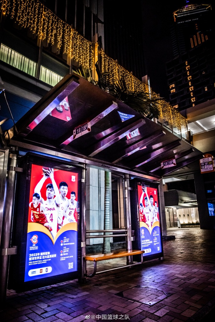 郭艾伦周琦海报,郭艾伦易建联坐在全明星广告牌