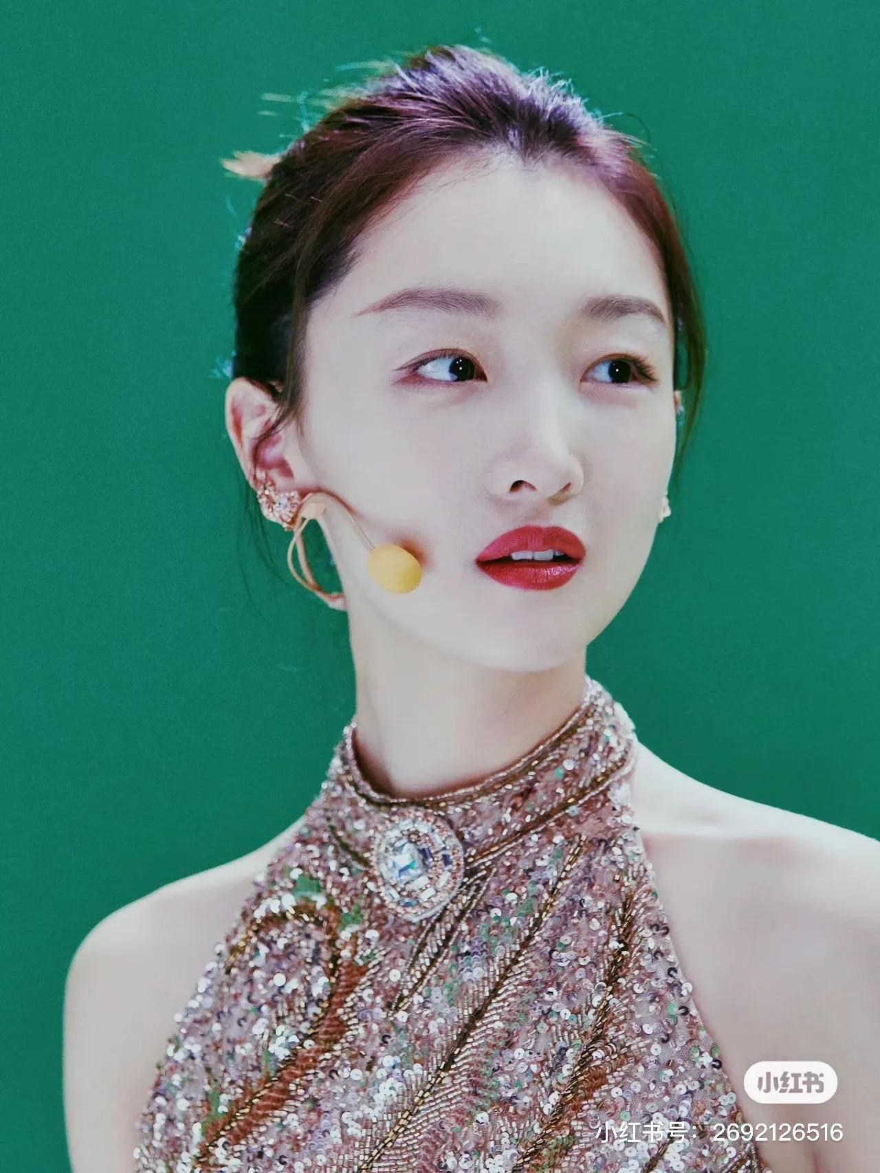 东方青年杂志社封面周冬雨,年轻花旦周冬雨