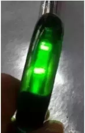 啤酒瓶做帝王绿翡翠,高人拿啤酒瓶做翡翠