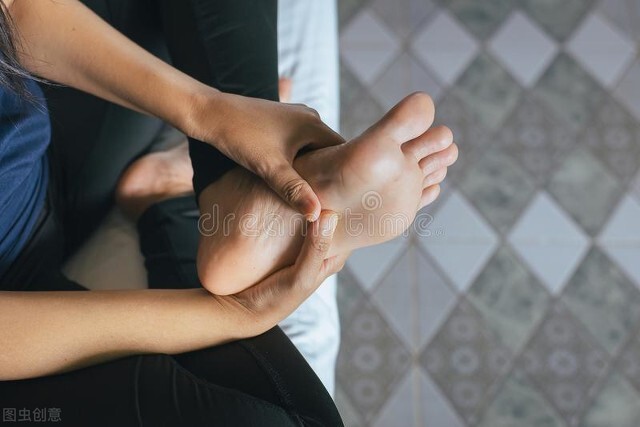 脚底板爱发烫是什么原因,脚底板爱出脚汗怎么回事