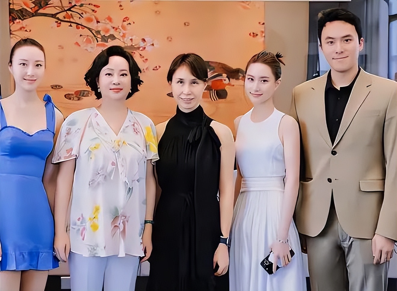 郭晶晶张曼玉合影,郭晶晶巩俐同框穿搭