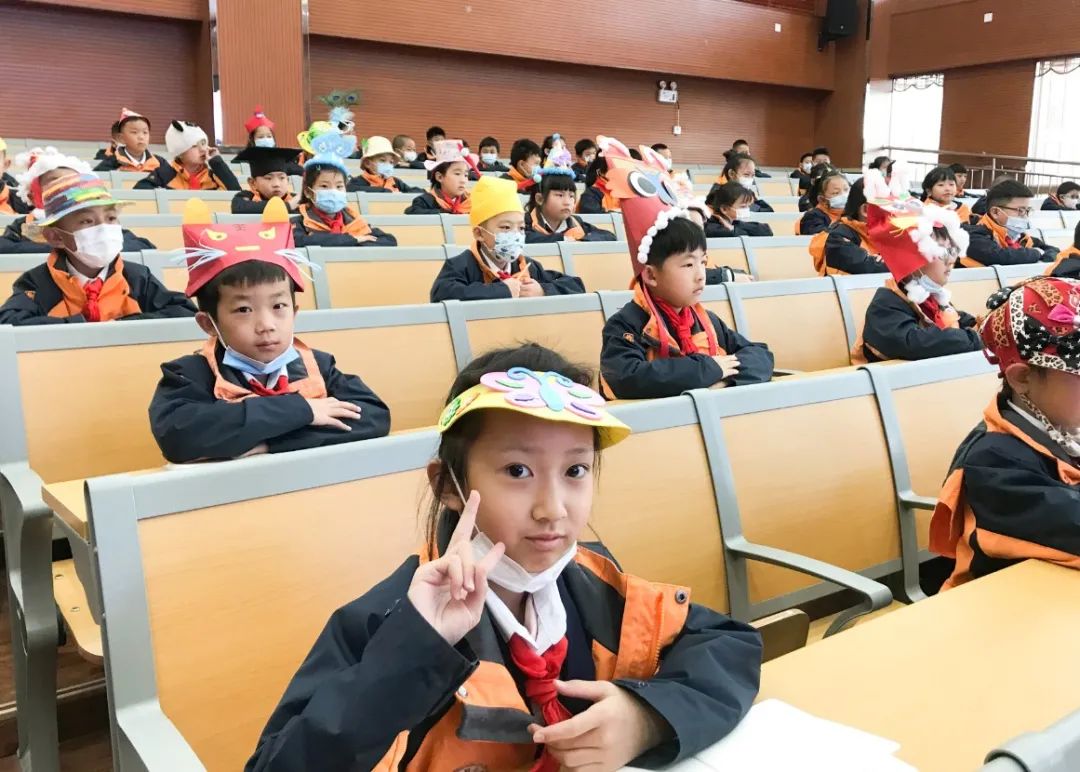 开学季校园展示打卡,开学啦冰墩墩小学生积极向上图片