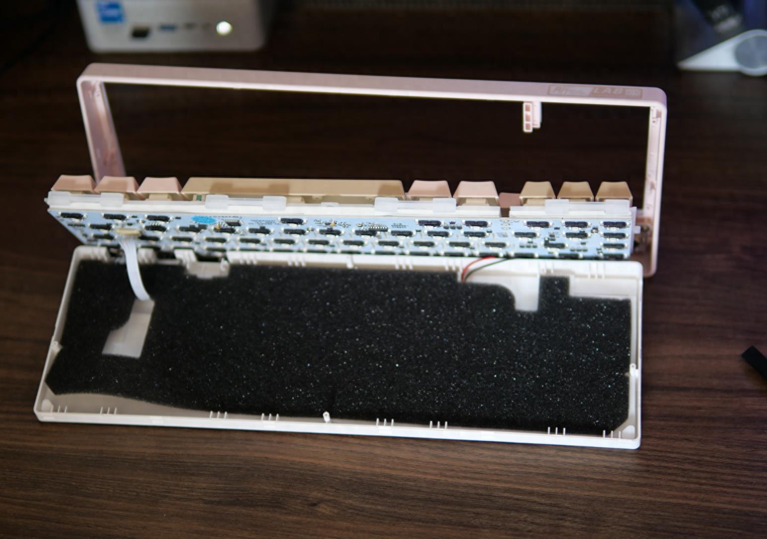 终于开始卷小配列了，好看好用还要好听，RK65机械键盘拆解评测
