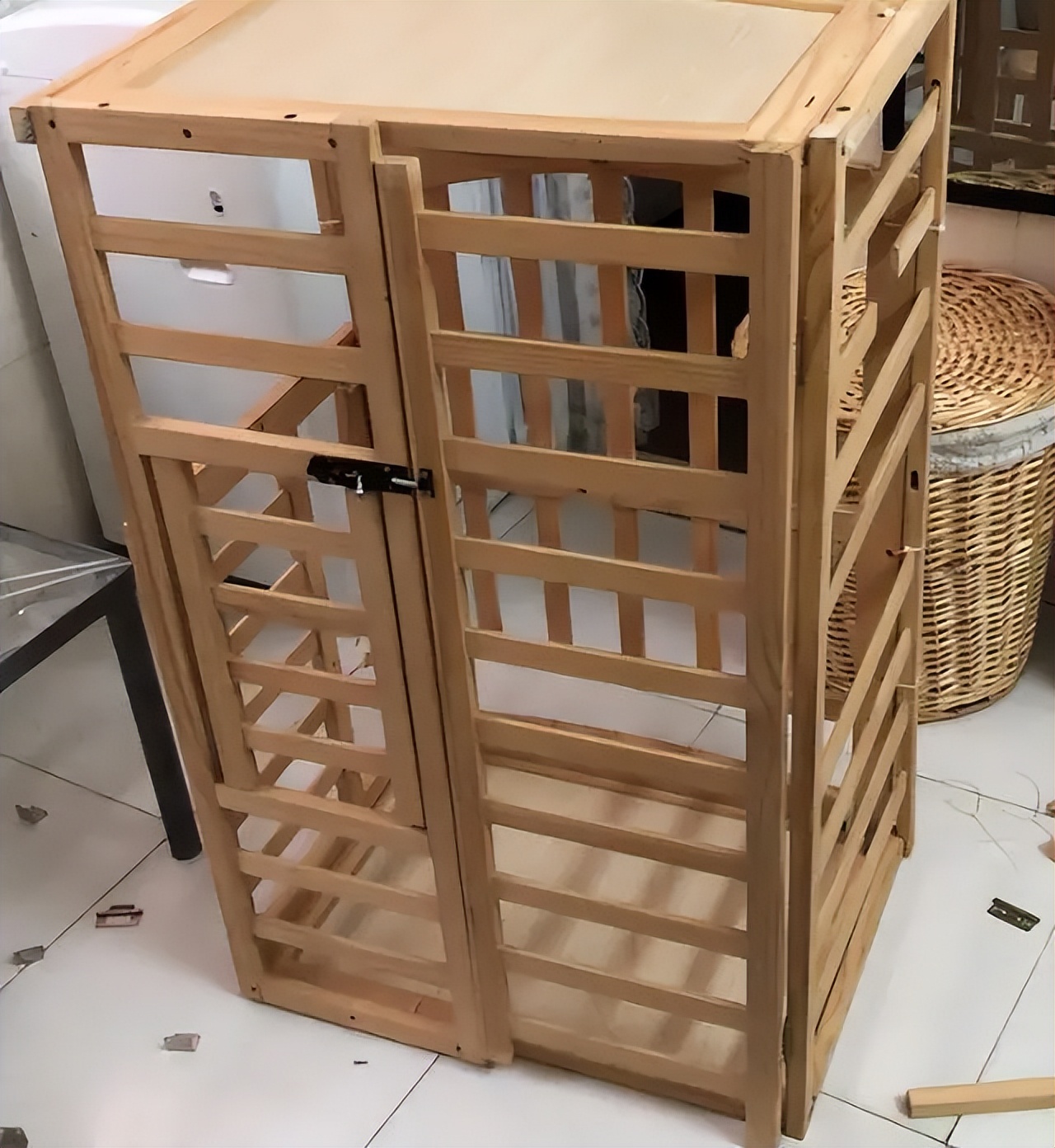 母亲把儿子关在小屋里23个月,母亲将儿子关笼子15年