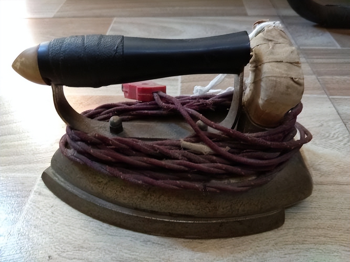 无蒸汽挂烫机快速熨平衣服,挂烫机熨衣服的原理是什么