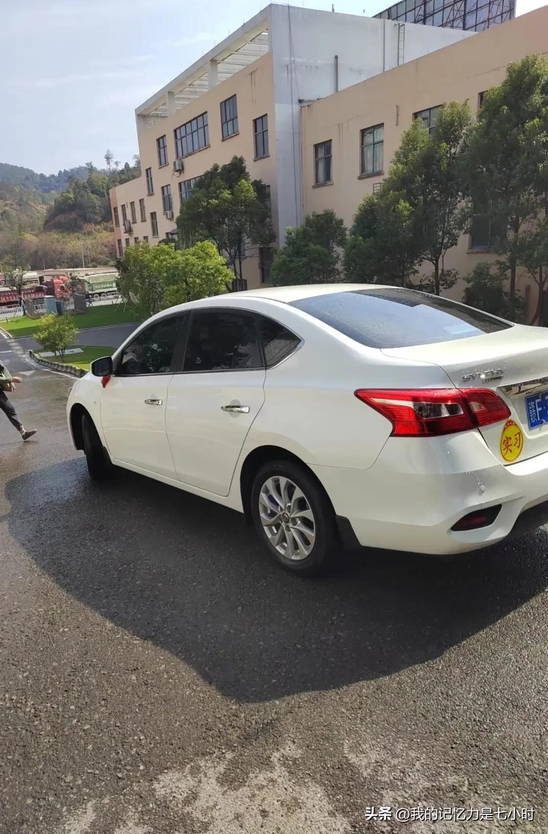 买车前温习交通规则,新车被加油站忽悠加了2瓶燃油宝