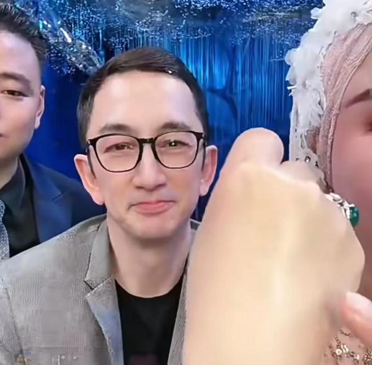 知名港星现身网红直播间！美颜过度脸忽大忽小，全程话少像背景板