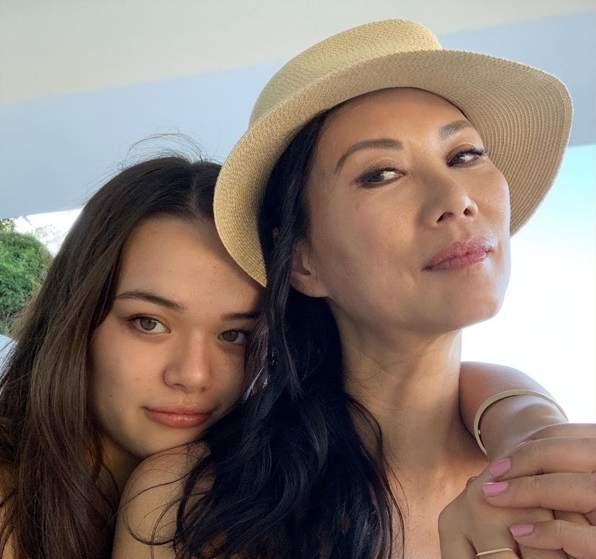 邓文迪与默多克的小女儿,邓文迪的两个女儿与默多克