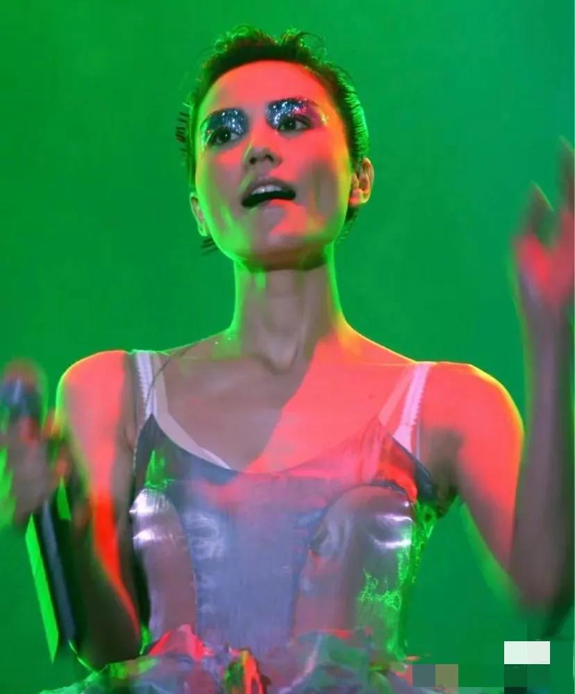 “时尚天后菲，比西太后马吉拉还牛B！”