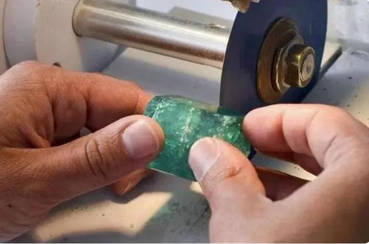 珠宝玉石直播提示违规售卖,市场监管珠宝玉石