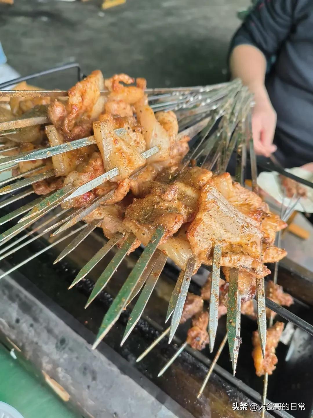 淄博烧烤大学生重返淄博视频,淄博烧烤再度火爆出圈一看就想吃