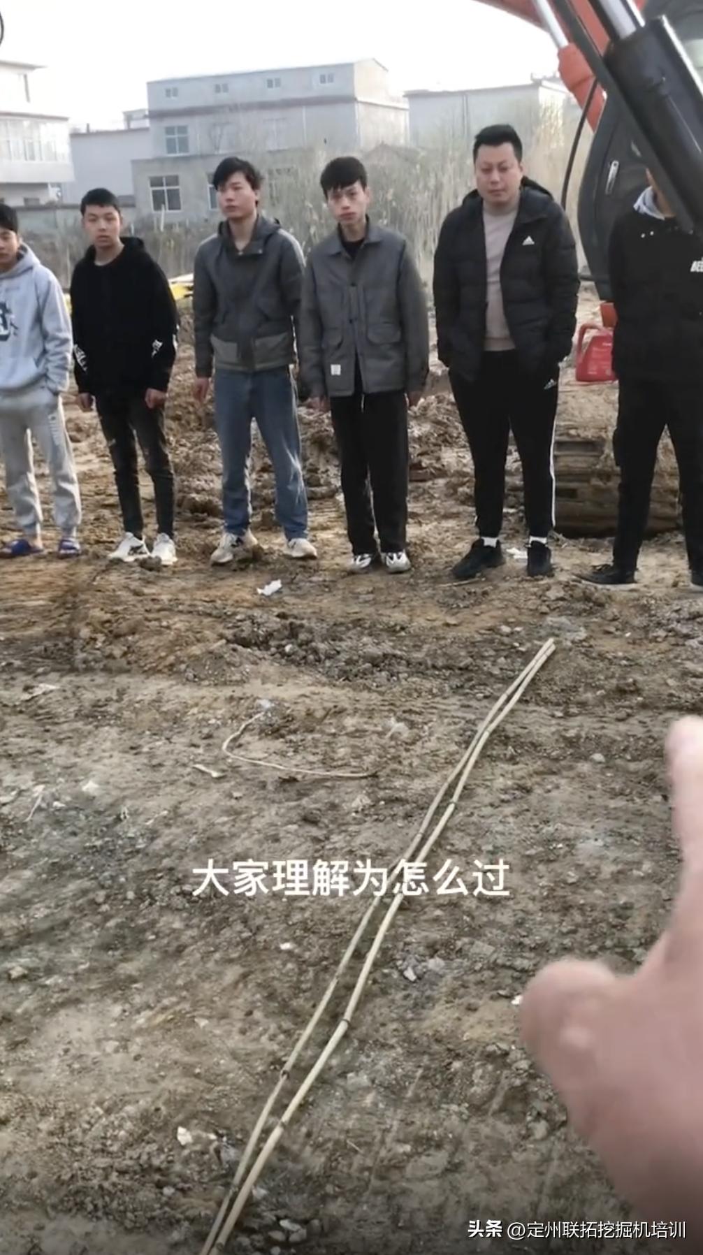 挖掘机跨障碍物教学视频,挖掘机单边过障碍物