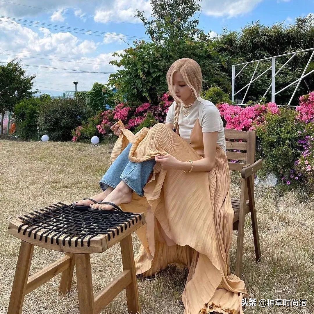 今年流行穿什么裤子和裙子,今年流行裙子配什么裤子