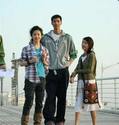 易建联生了多少个孩子,易建联娶了多少老婆