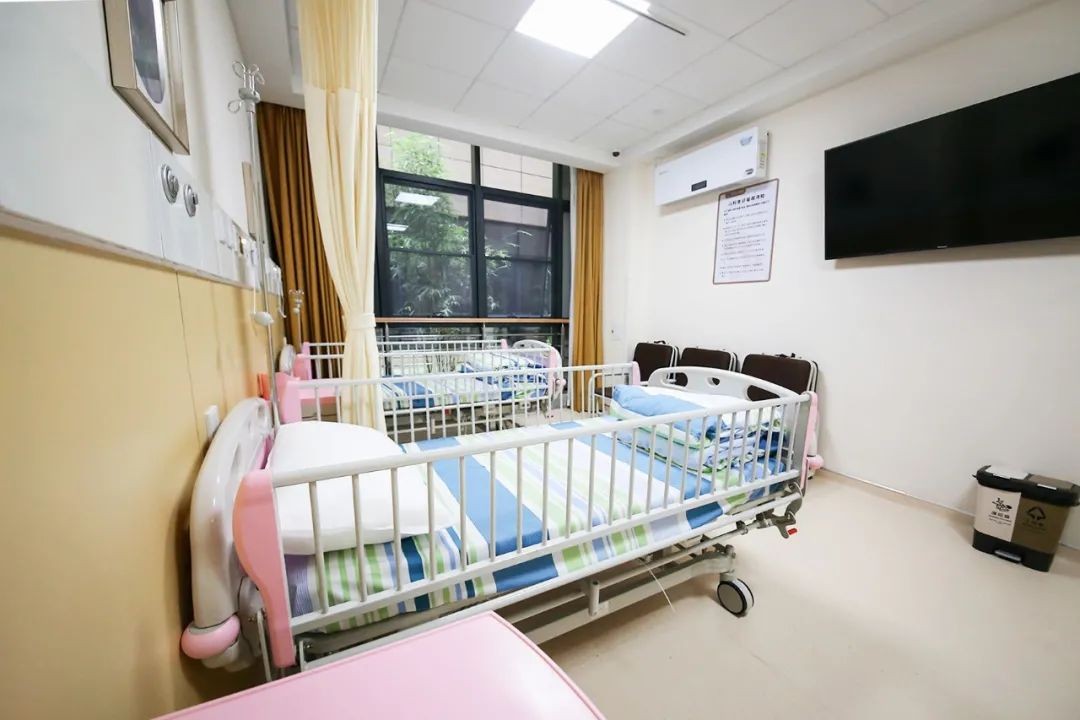 30天的小孩子肚子鼓鼓的硬硬的,儿童肚子胀得像大气球