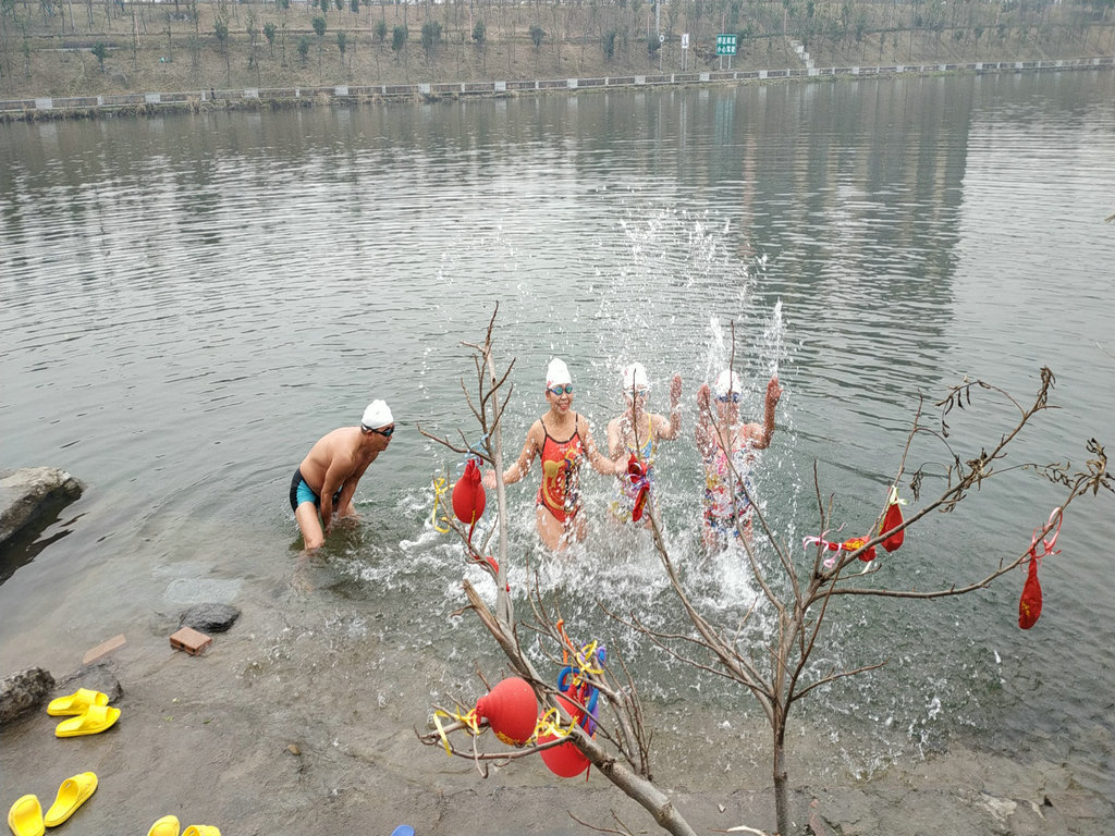 湘西欢乐冬泳人——向怀化水上部落“碉堡村”致敬