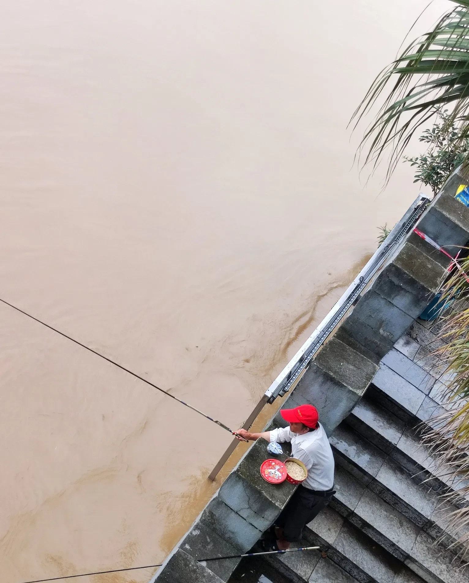 河道钓鱼大军壮观视频,河边钓鱼大军