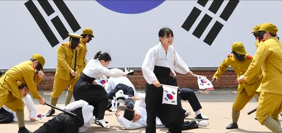 韩国民众当街表演痛打日军,韩民众街头表演痛打日军原视频